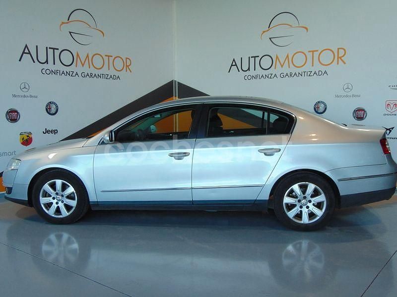 Gris / plata Usado 2006 VW Passat Advance Berlina | 5500 € (Un poco caro) - Imagen 1/4