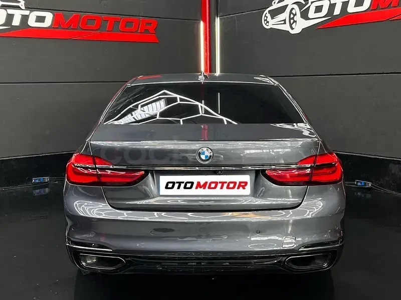 Usado BMW 730 Comfort Edition 265 CV (194 kW) 2018 Gris / plata Berlina