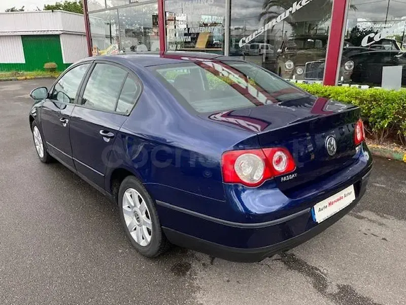 Usado VW Passat Trendline 140 CV (102 kW) 2006 Azul Berlina
