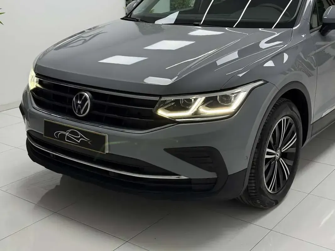 Usado VW Tiguan Life 150 CV (110 kW) 2022 Gris SUV