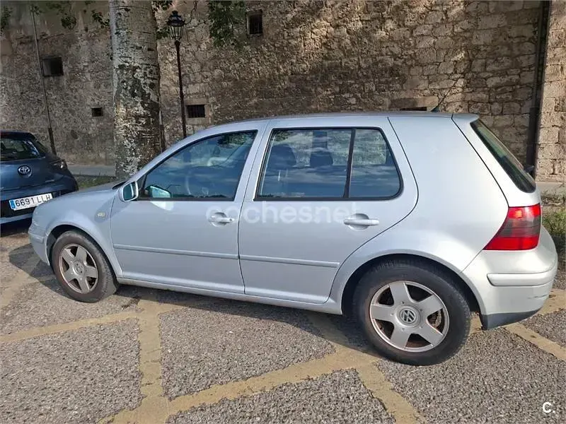 Usado VW Golf IV Highline 105 CV (77 kW) 2000 Gris / plata Berlina