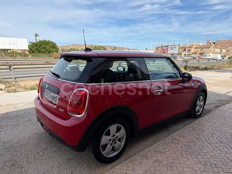 Usado Mini ONE 102 CV (75 kW) 2018 Rojo Utilitario