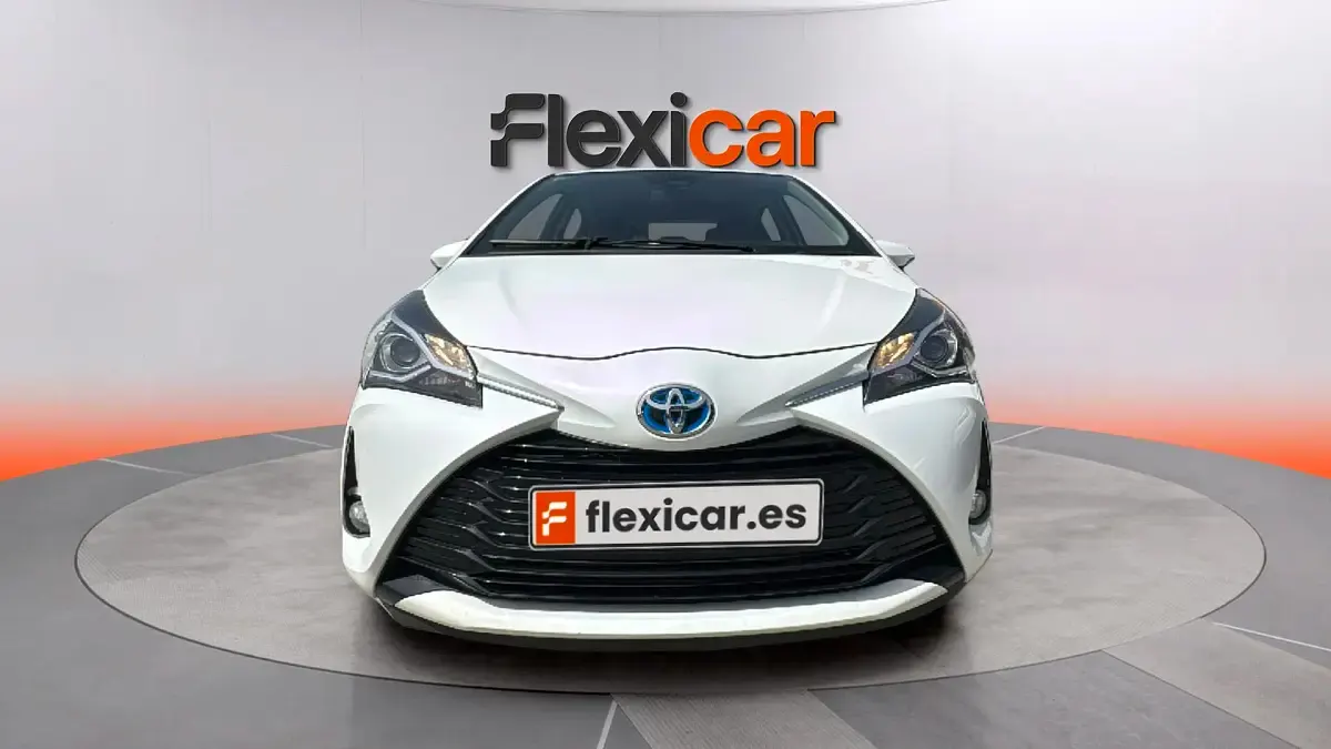 Usado Toyota Yaris Hybrid Business Edition 116 CV (85 kW) 2020 Blanco Berlina