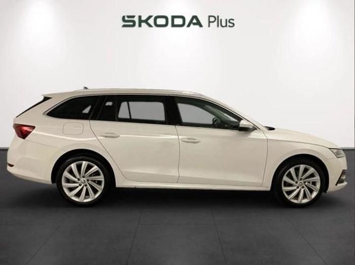 Usado Skoda Octavia Ambition 204 CV (150 kW) 2022 Blanco Familiar