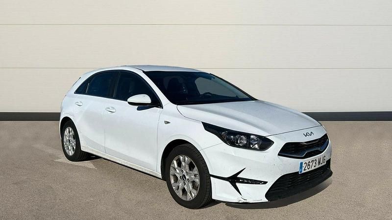 Blanco Usado 2023 Kia Ceed | 17.900 € (Precio justo) - Imagen 1/4