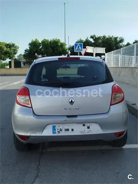 Usado Renault Clio II Expression 85 CV (62 kW) 2010 Gris / plata Berlina