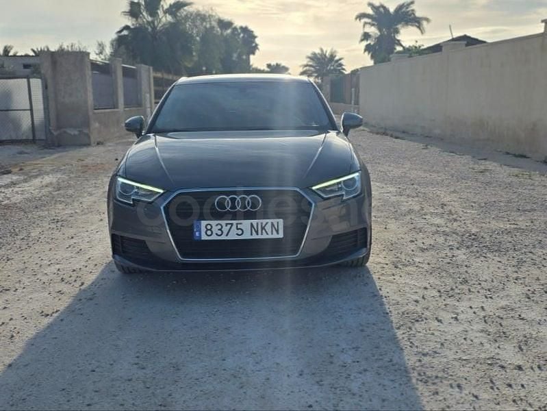 Usado Audi A3 116 CV (85 kW) 2019 Gris / plata Berlina
