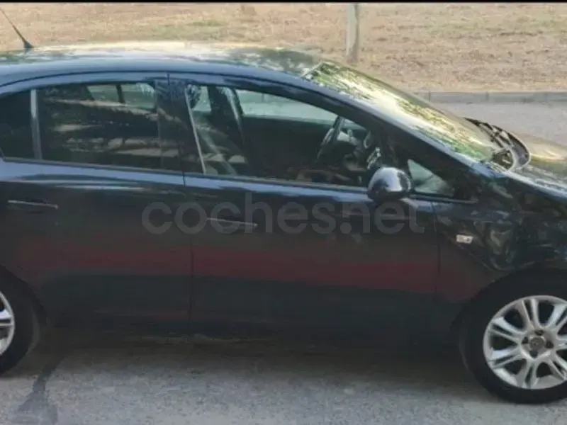 Usado Opel Corsa Color Edition 100 CV (73 kW) 2012 Negro Utilitario
