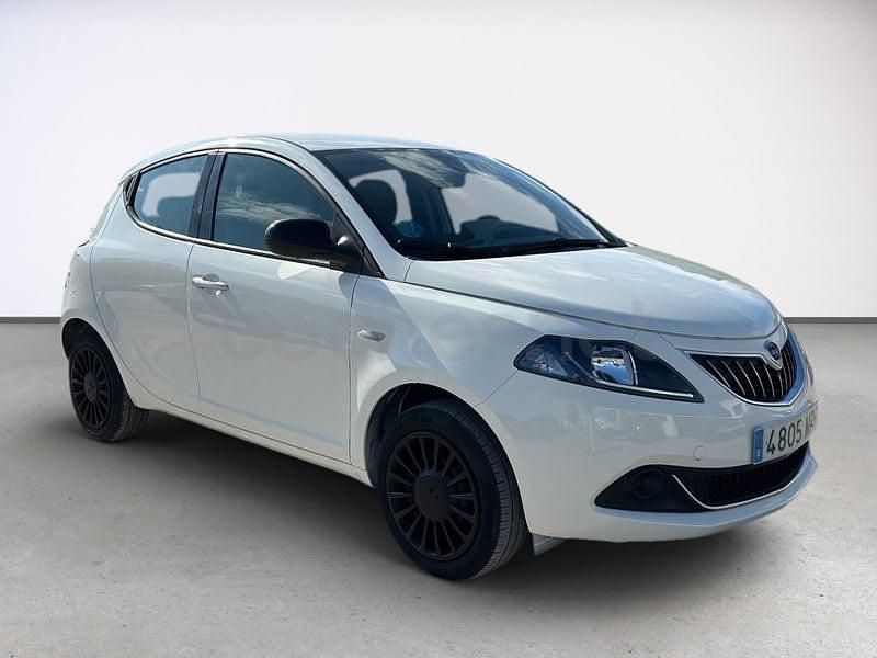 Usado Lancia Ypsilon Silver 69 CV (50 kW) 2022 Blanco Utilitario