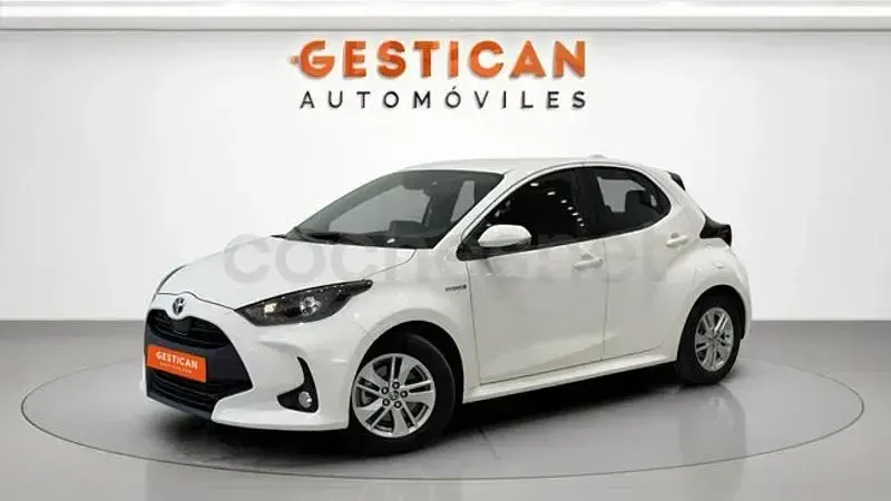 Usado Toyota Yaris Hybrid Active 116 CV (85 kW) 2022 Blanco Berlina