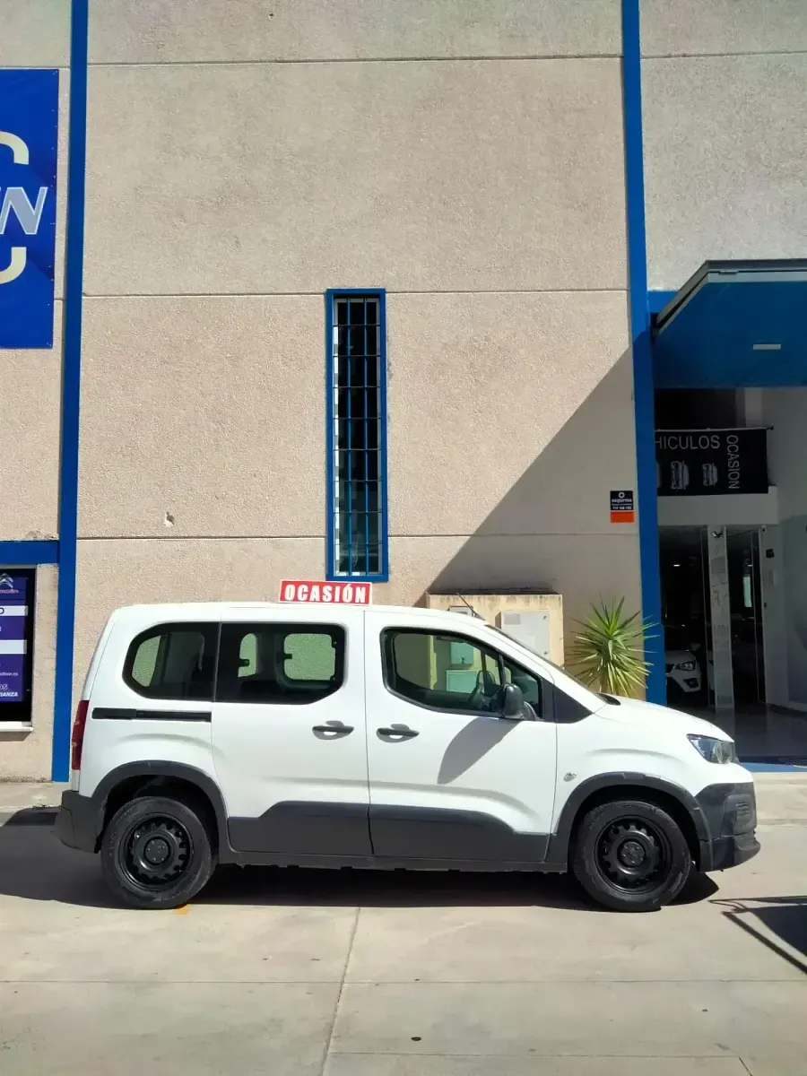 Usado Peugeot Rifter Active 102 CV (75 kW) 2021 Blanco Monovolumen