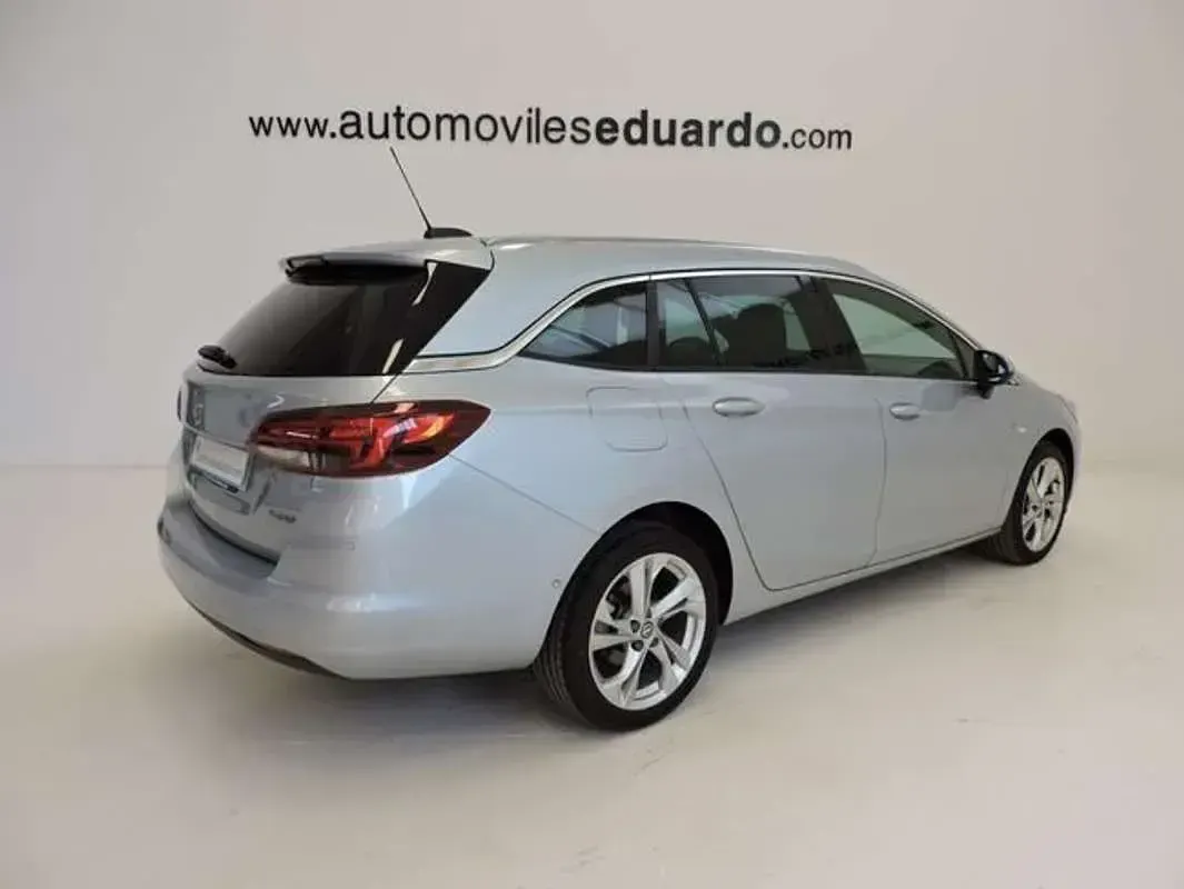 Usado Opel Astra Dynamic 150 CV (110 kW) 2017 Plateado Familiar