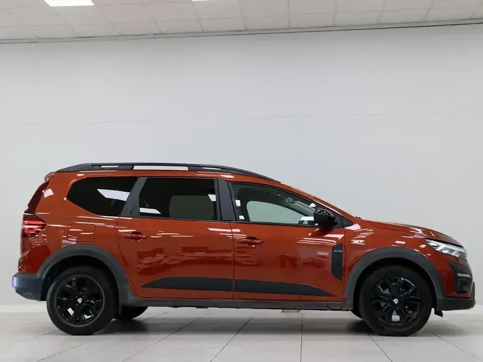 Usado Dacia Jogger Extreme 100 CV (73 kW) 2022 Naranja Monovolumen