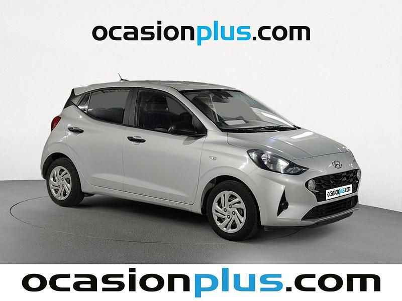Usado Hyundai i10 67 CV (49 kW) 2022 Gris plata Utilitario