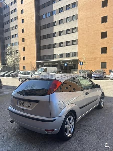 Usado Ford Focus Trend 100 CV (73 kW) 2003 Gris / plata Berlina