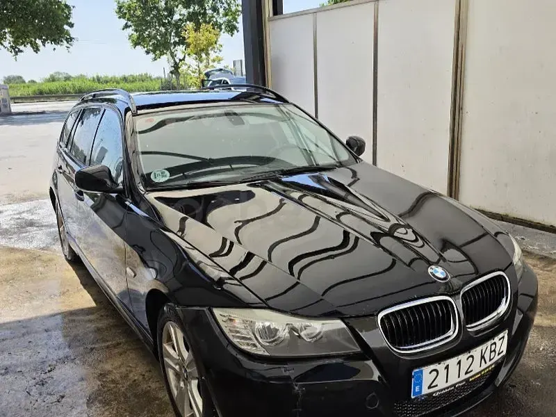 Usado BMW 318 143 CV (105 kW) 2010 Negro Familiar
