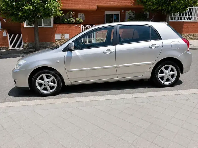 Usado Toyota Corolla Sol 110 CV (80 kW) 2006 Beige Berlina