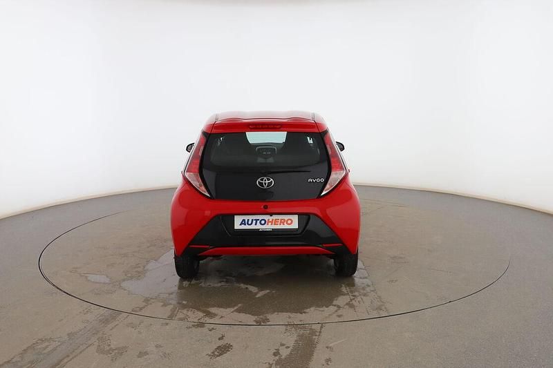 Usado Toyota Aygo X-play 70 CV (51 kW) 2016 Rojo Utilitario
