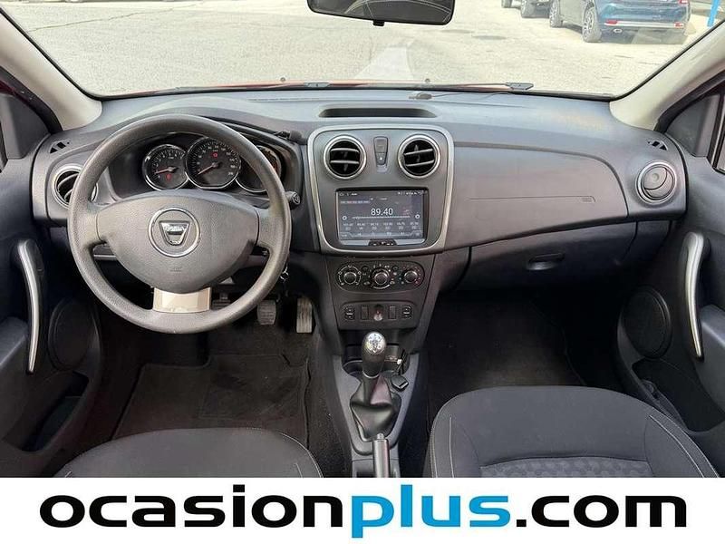 Usado Dacia Sandero Lauréate 75 CV (55 kW) 2015 Rojo Utilitario
