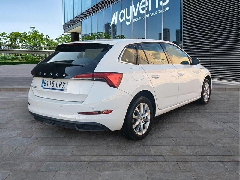 Usado Skoda Scala Ambition 110 CV (80 kW) 2021 Blanco Utilitario
