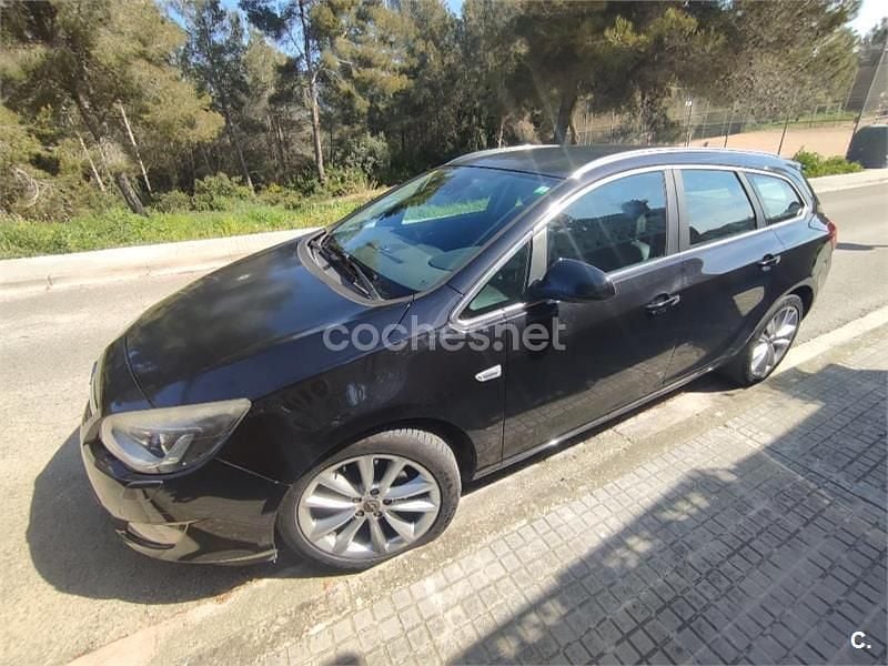 Usado Opel Astra Sport 160 CV (117 kW) 2011 Negro Familiar