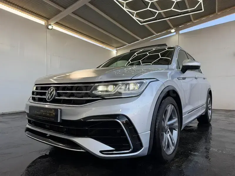 Usado VW Tiguan R-line 150 CV (110 kW) 2021 Gris / plata SUV