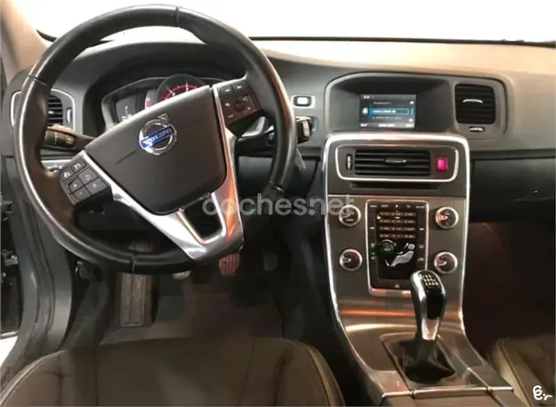 Begagnad Volvo V60 Momentum 136 HK (100 kW) 2014 Röd Kombi