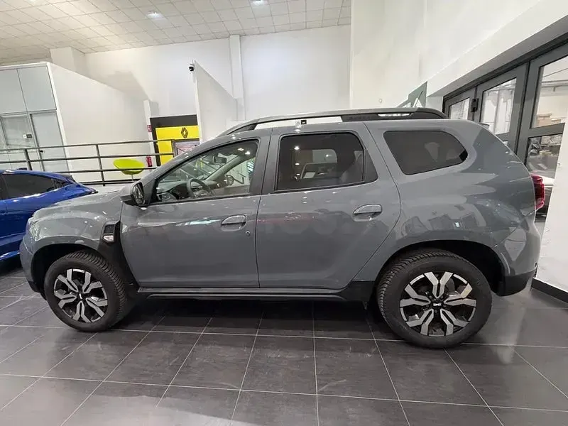 Usado Dacia Duster Journey 115 CV (84 kW) 2023 Gris / plata SUV