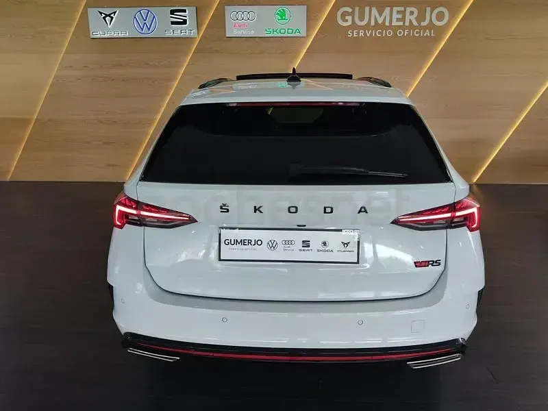 Usado Skoda Octavia RS 200 CV (147 kW) 2022 Blanco Familiar