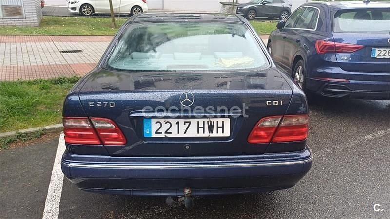Usado Mercedes E270 Elegance 170 CV (125 kW) 2000 Azul Berlina