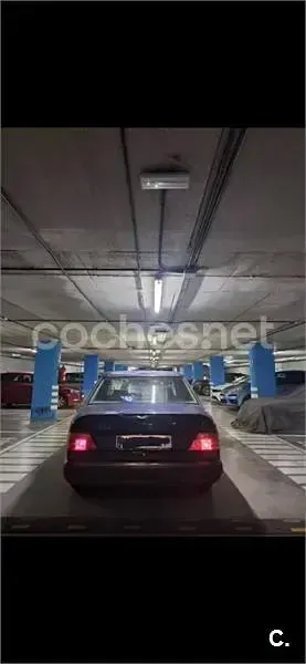 Usado Mercedes E220 150 CV (110 kW) 1993 Azul Familiar