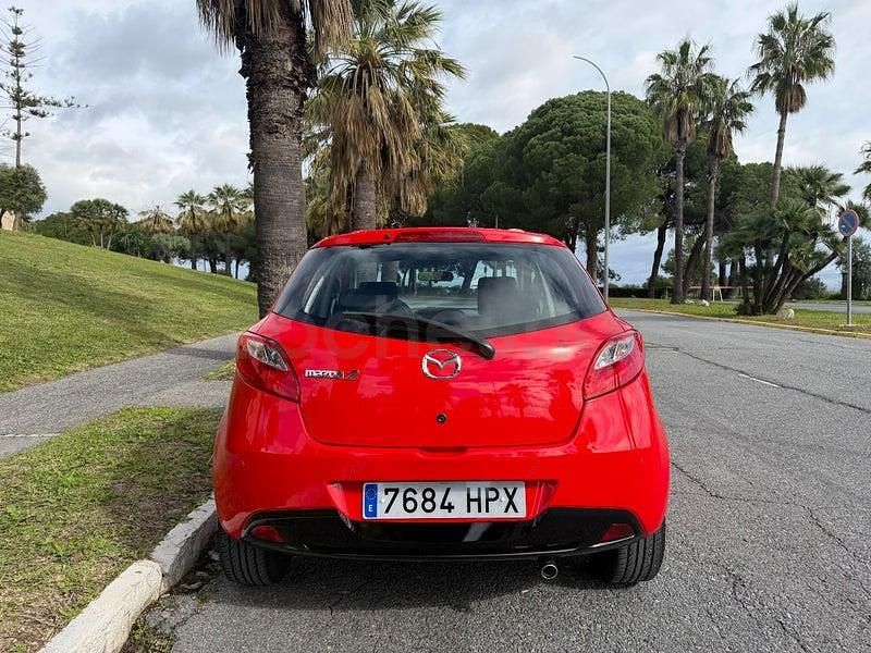 Usado Mazda 2 75 CV (55 kW) 2013 Rojo Utilitario