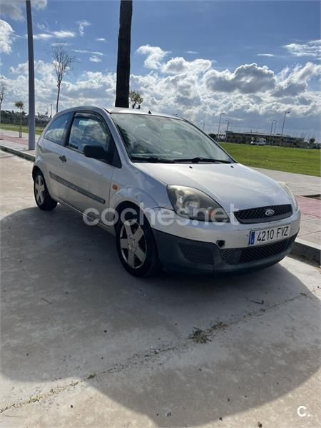 Gris / plata Usado 2007 Ford Fiesta Ambiente Utilitario | 1850 € (Super precio) - Imagen 1/4