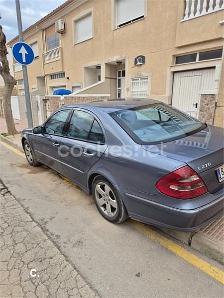 Usado Mercedes E270 Avantgarde 177 CV (130 kW) 2004 Azul Berlina