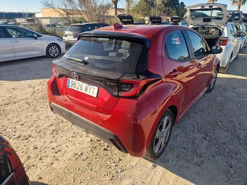 Usado Toyota Yaris Hybrid Active 116 CV (85 kW) 2025 Rojo Utilitario