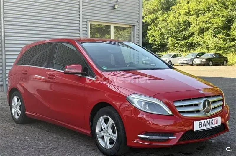 Usado Mercedes B180 122 CV (89 kW) 2013 Rojo Utilitario