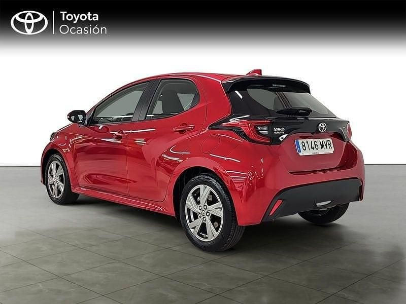 Usado Toyota Yaris Active 116 CV (85 kW) 2024 Rojo Utilitario