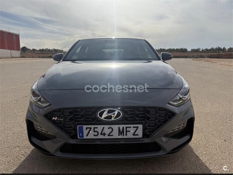 Usado Hyundai i30 N Line 120 CV (88 kW) 2023 Gris / plata Berlina