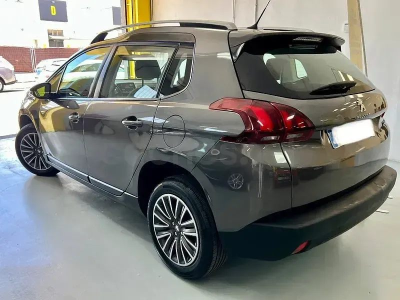 Usado Peugeot 2008 Style 100 CV (73 kW) 2017 Gris / plata SUV