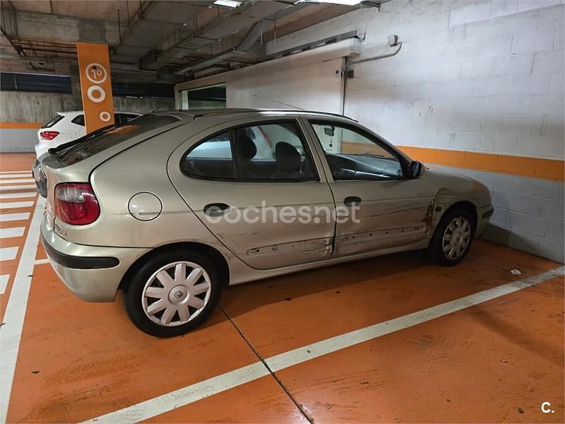 Usado Renault Mégane Authentique 80 CV (58 kW) 2001 Verde Berlina