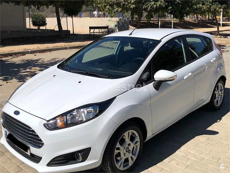 Blanco Usado 2013 Ford Fiesta Trend Utilitario | 6950 € (Precio justo) - Imagen 1/4