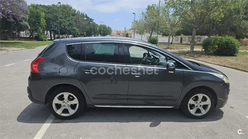 Usado Peugeot 3008 Premium 110 CV (80 kW) 2010 Gris / plata Familiar