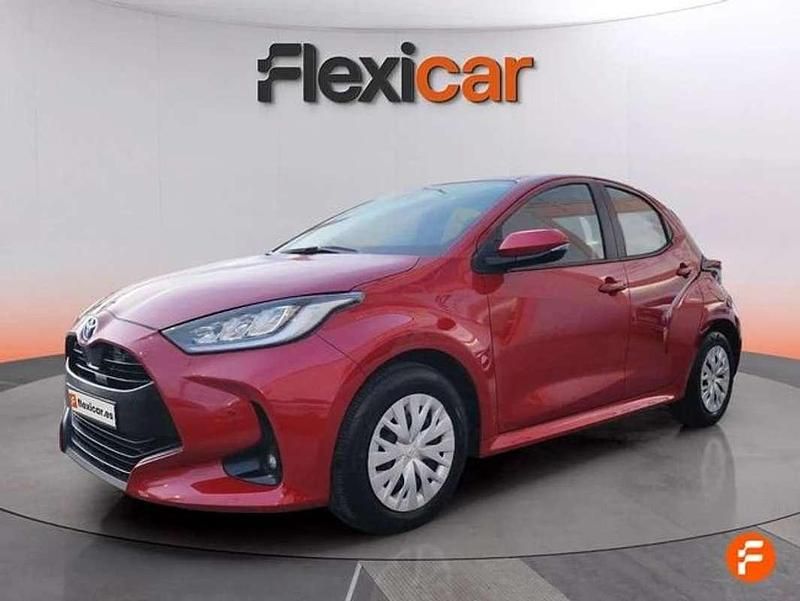 Usado Toyota Yaris Hybrid Active 116 CV (85 kW) 2023 Rojo Utilitario