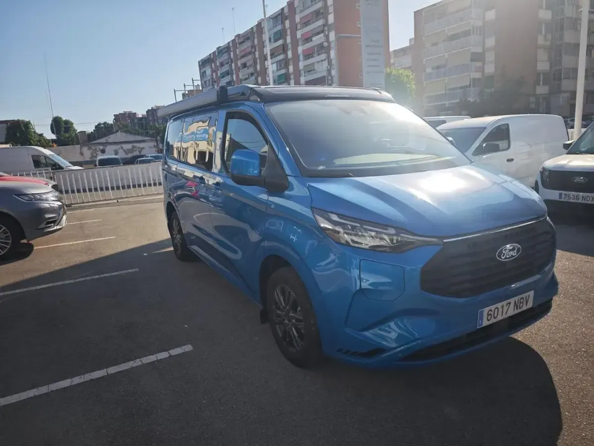 Usado Ford Tourneo Custom Titanium 232 CV (170 kW) 2025 Azul digital aqua (metalizado) Van