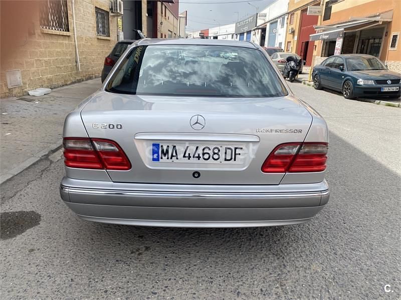 Käytetty Mercedes E200 Elegance 163 HP (119 kW) 2000 Harmaa Sedan