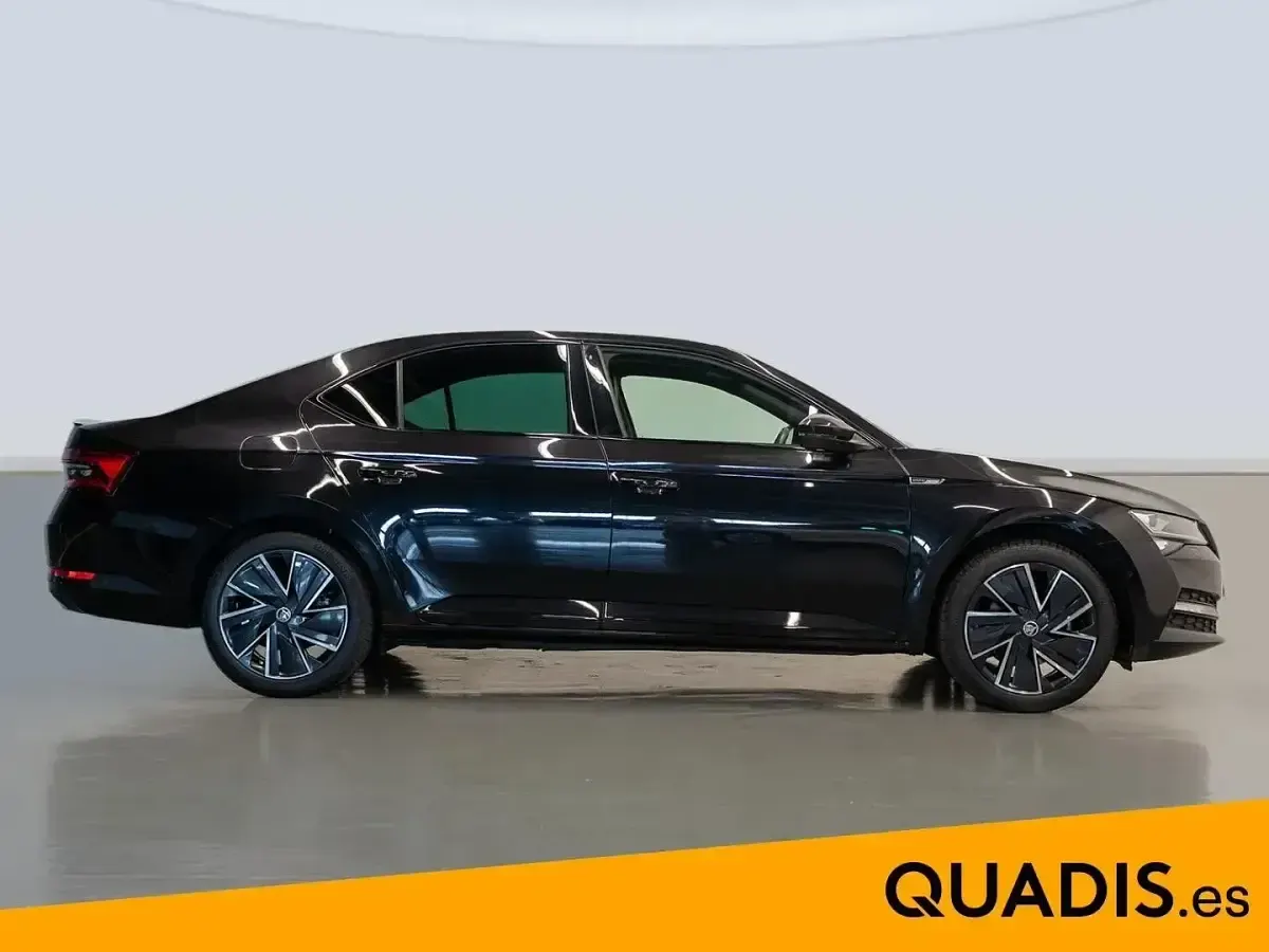 Usado Skoda Superb SportLine 218 CV (160 kW) 2025 Negro Berlina