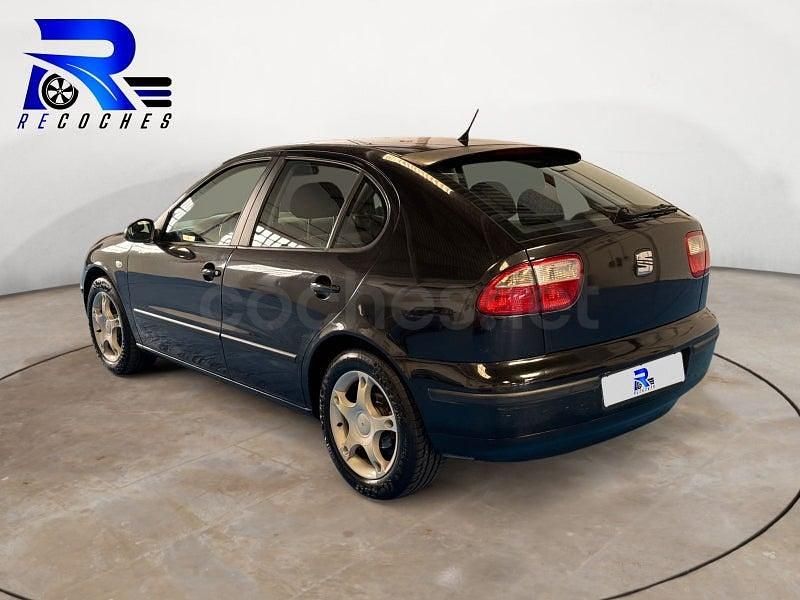 Usado Seat Leon Sport 110 CV (80 kW) 2004 Negro Utilitario
