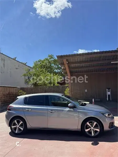 Usado Peugeot 308 Allure 130 CV (95 kW) 2020 Gris / plata Berlina