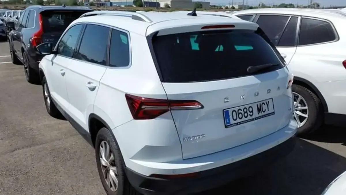 Usado Skoda Karoq Ambition 150 CV (110 kW) 2022 Blanco SUV