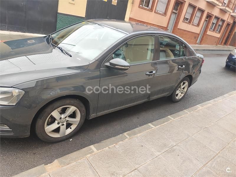 Usado VW Passat Advance 105 CV (77 kW) 2012 Gris / plata Berlina